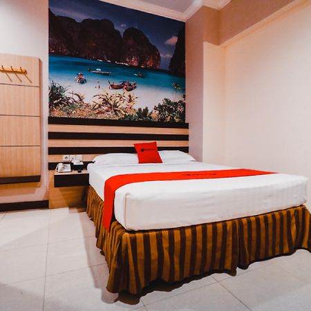 Reddoorz Plus Near Makassar Town Square Otel Dış mekan fotoğraf