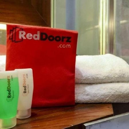 Reddoorz Plus Near Makassar Town Square Otel Dış mekan fotoğraf