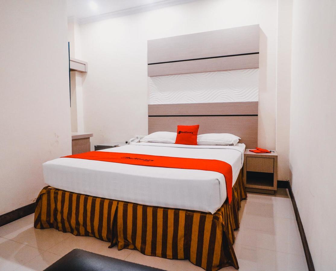 Reddoorz Plus Near Makassar Town Square Otel Dış mekan fotoğraf