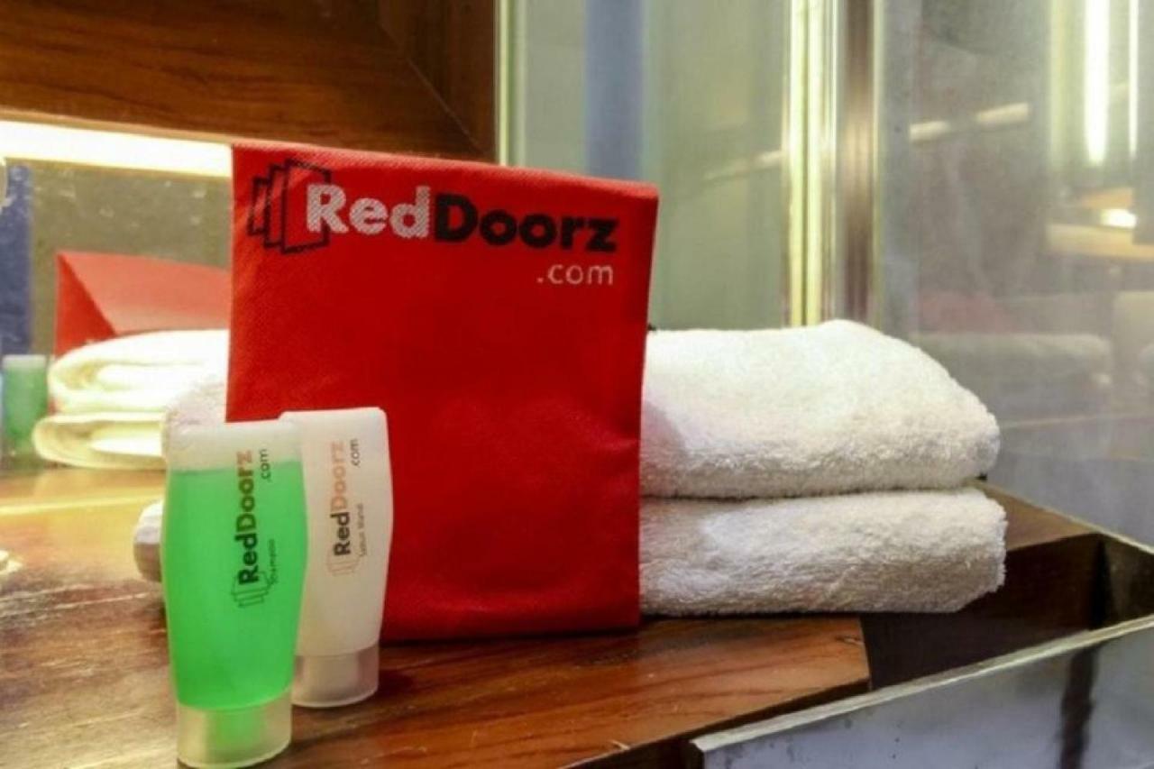 Reddoorz Plus Near Makassar Town Square Otel Dış mekan fotoğraf